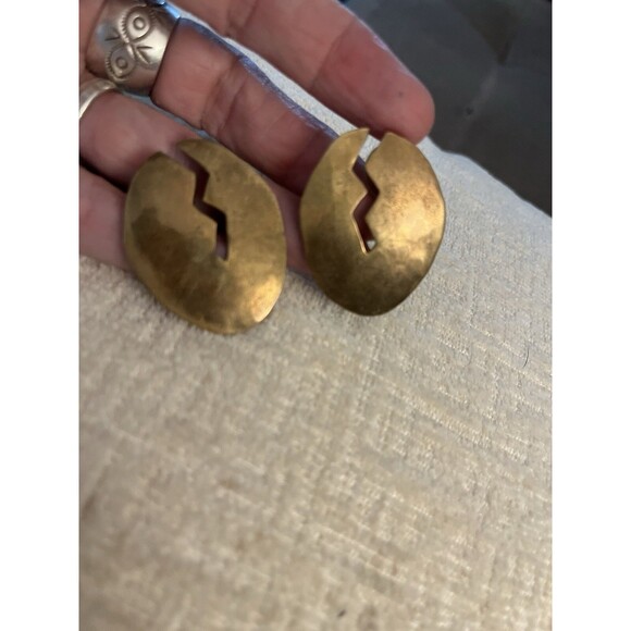 AH Anne Hellman Large Abstract Brass Artisan Brutalist Earrings Pierced Signed - Picture 9 of 11